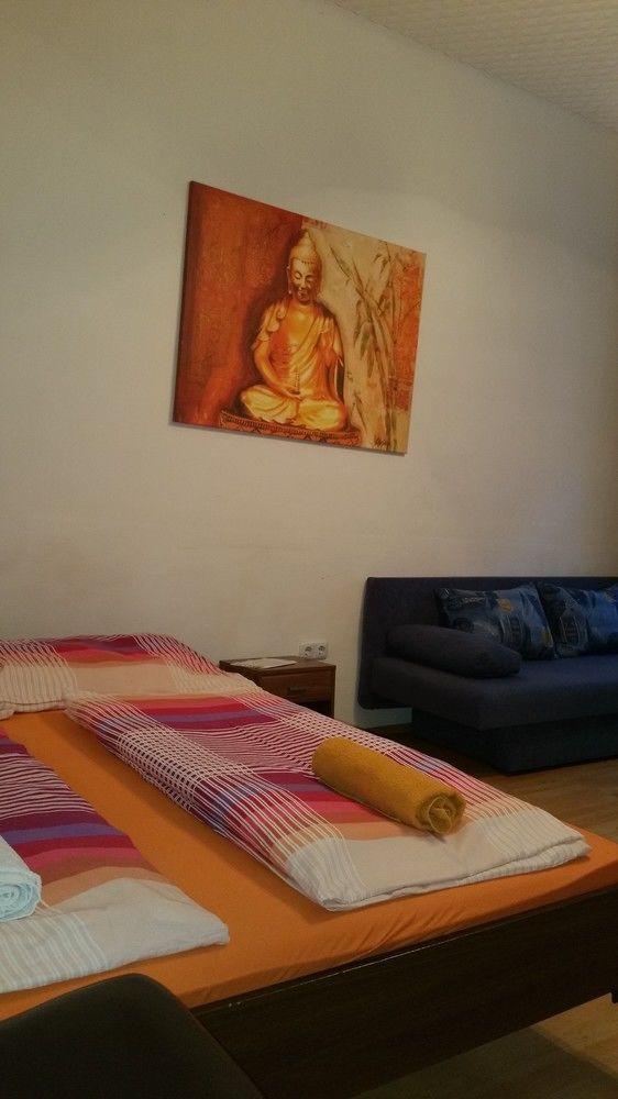 Raisa Randhartingergasse 12 * Vienna